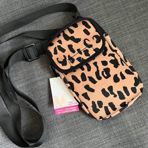 Youreverybag Handbags - NWT YOUREVERYBAG PHONE SMALL CROSSBODY BAG PURSE